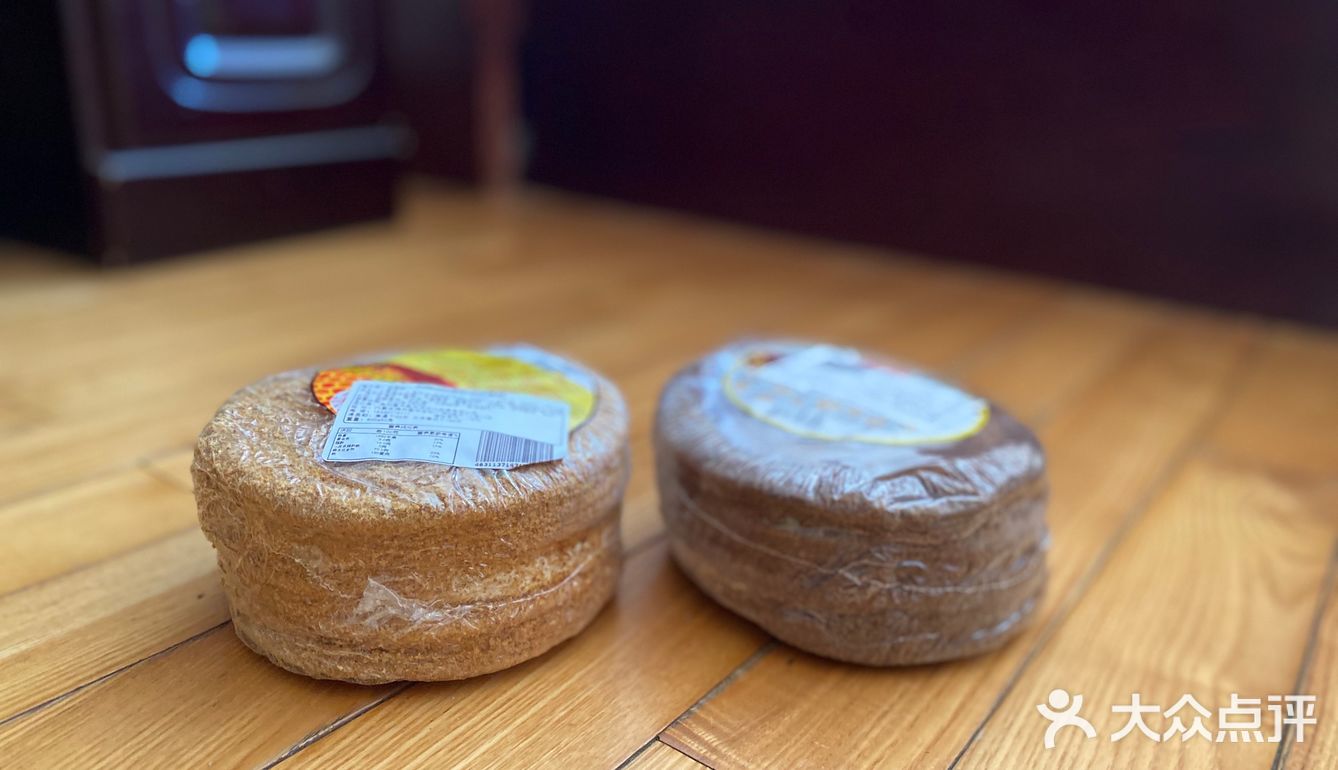 糕体硬质的，也比较适合 运输，有可可和奶油味儿两种