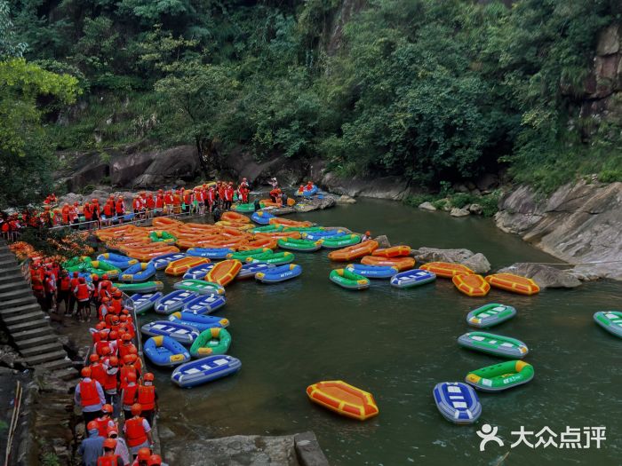 雅鲁激流探险漂流图片