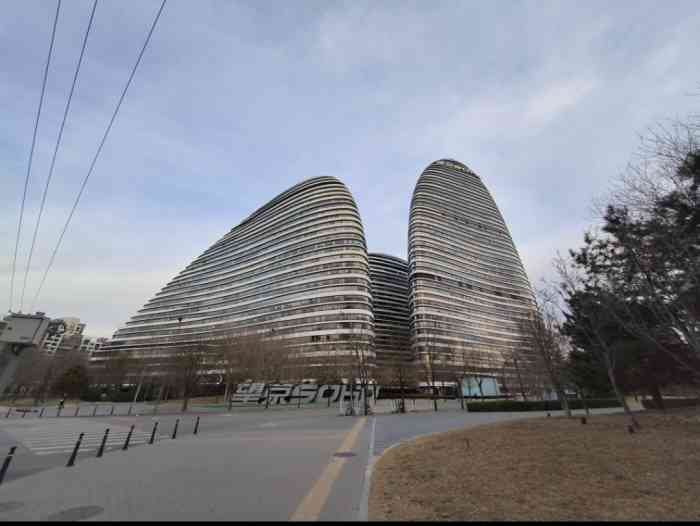 18:33打分望京的标准建筑,每天上下班的人群很多,附近商场中午饭点人