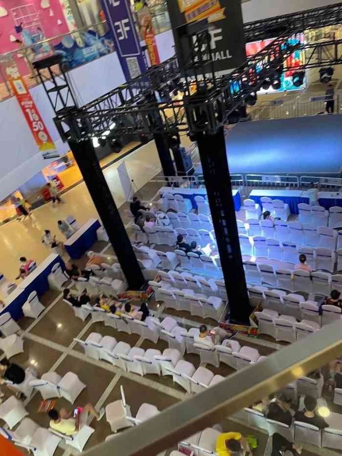 天鹅湖保利mall-"考完试,一个人去了新地保利,在入口处有家.