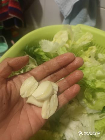 耗油生菜，减肥菜系 做法: 生菜叶剥开清洗