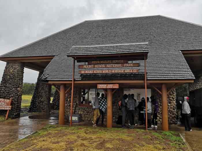 肯尼亚山国家公园-"时间不多,选择了一日游的行程,纳纽基镇上.