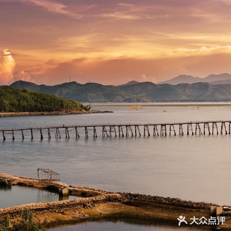 那里遍布茂密的丛林与稻田