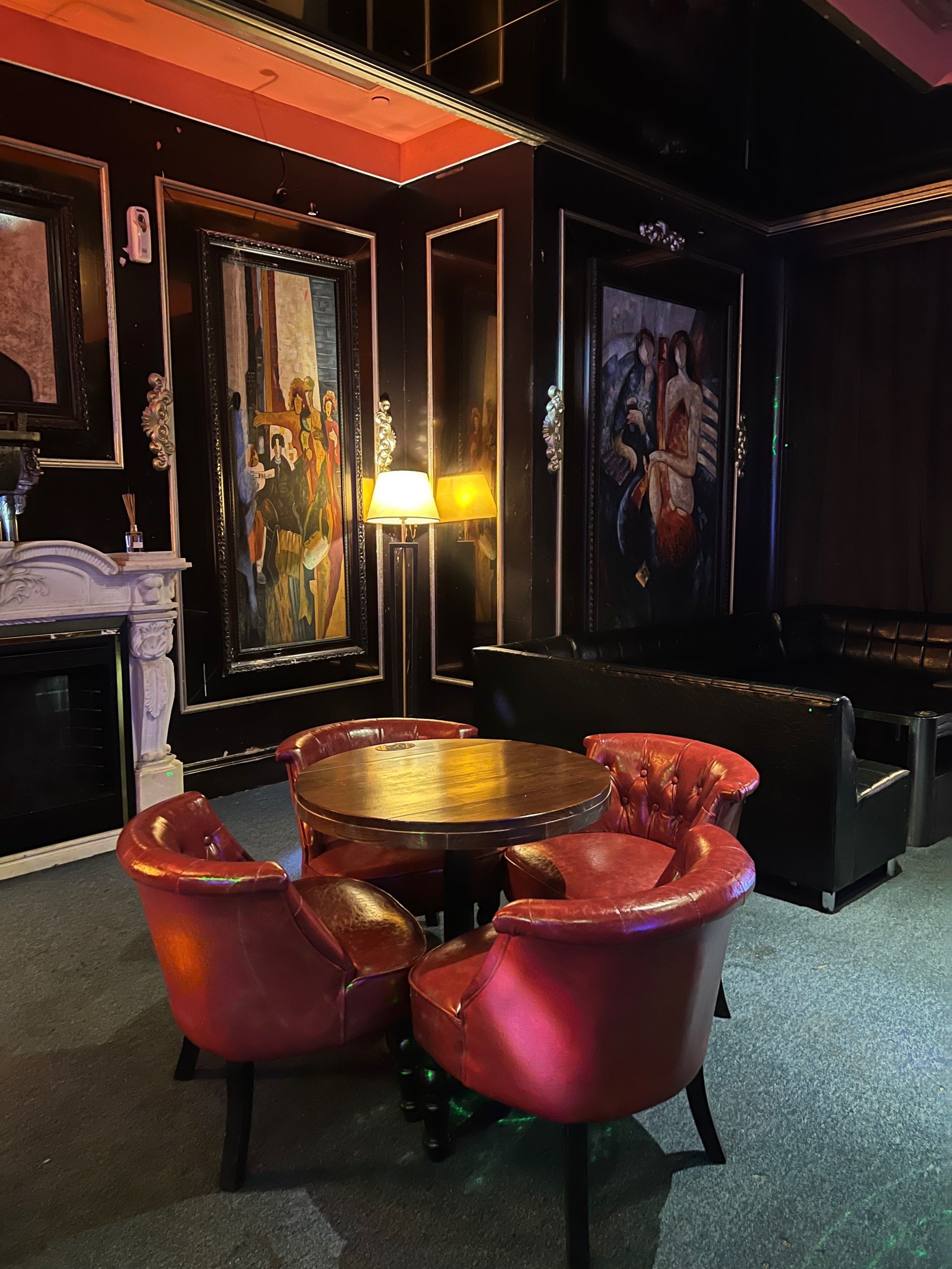 如今 30 多岁的我,也已常常出入此类场所.

在天一广场,我发