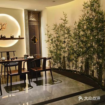 一边玩一边来享受生活，一举两得。这家环境很好