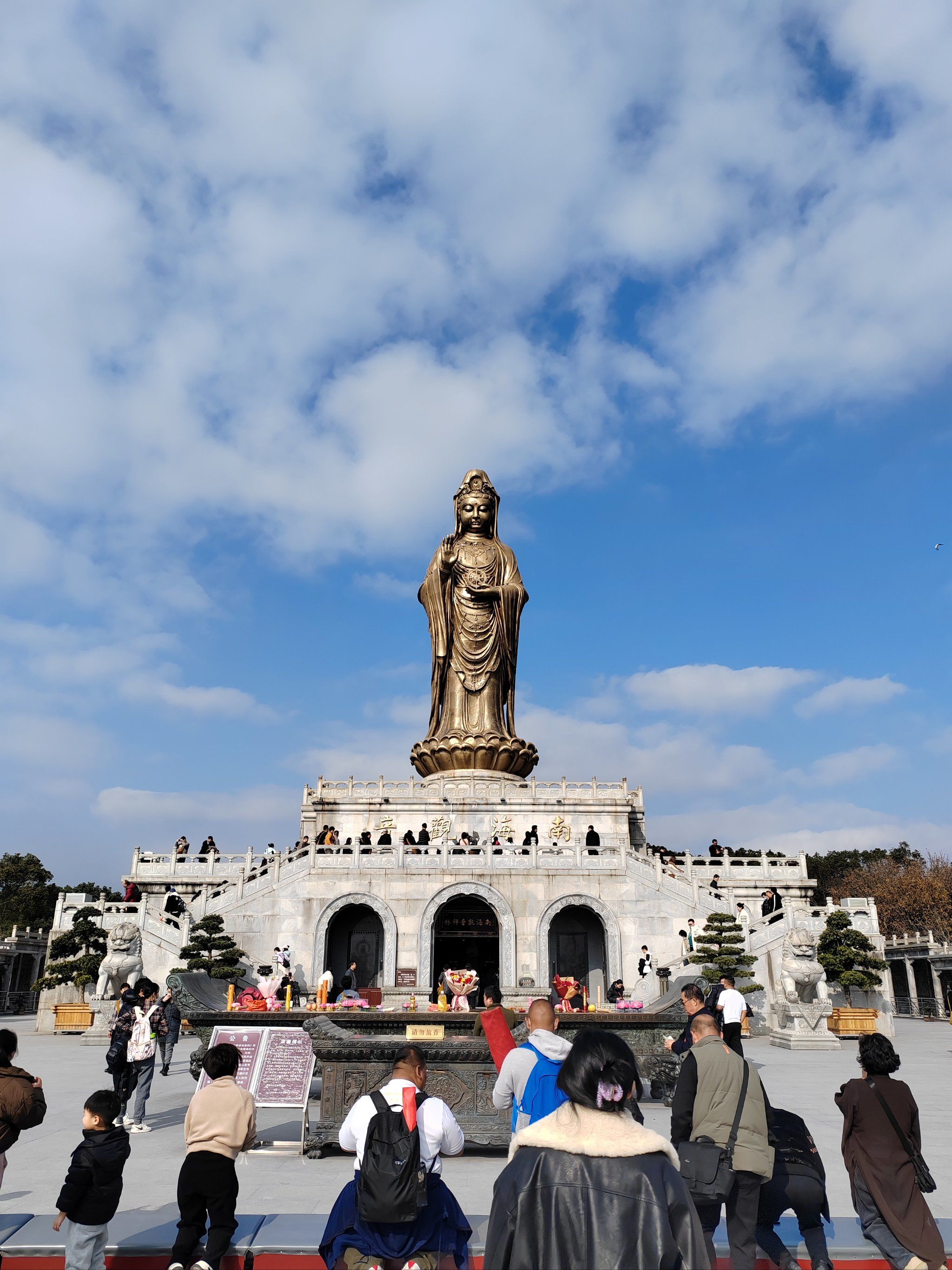 相比灵山大佛,观世音像会小一些,普陀山以及周边据了解是观音道场!