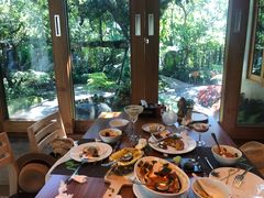 -Chom Cafe and Restaurant