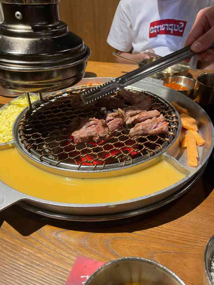 牛排烤的都有点硬,味道还不错～第一次吃感觉性价比ok 吃饱饱跟老公