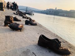 景点-多瑙河畔鞋履雕塑