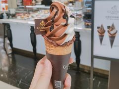 巧克力香草混合甜筒-GODIVA(海岸城店)