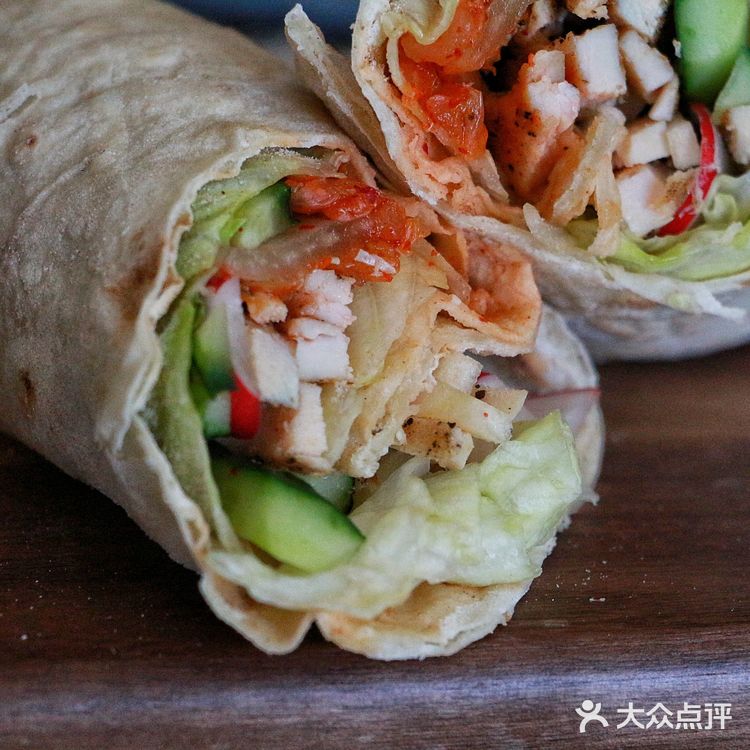 饼皮是蘑菇家烙的，面粉是带麦麸老家人自己磨的