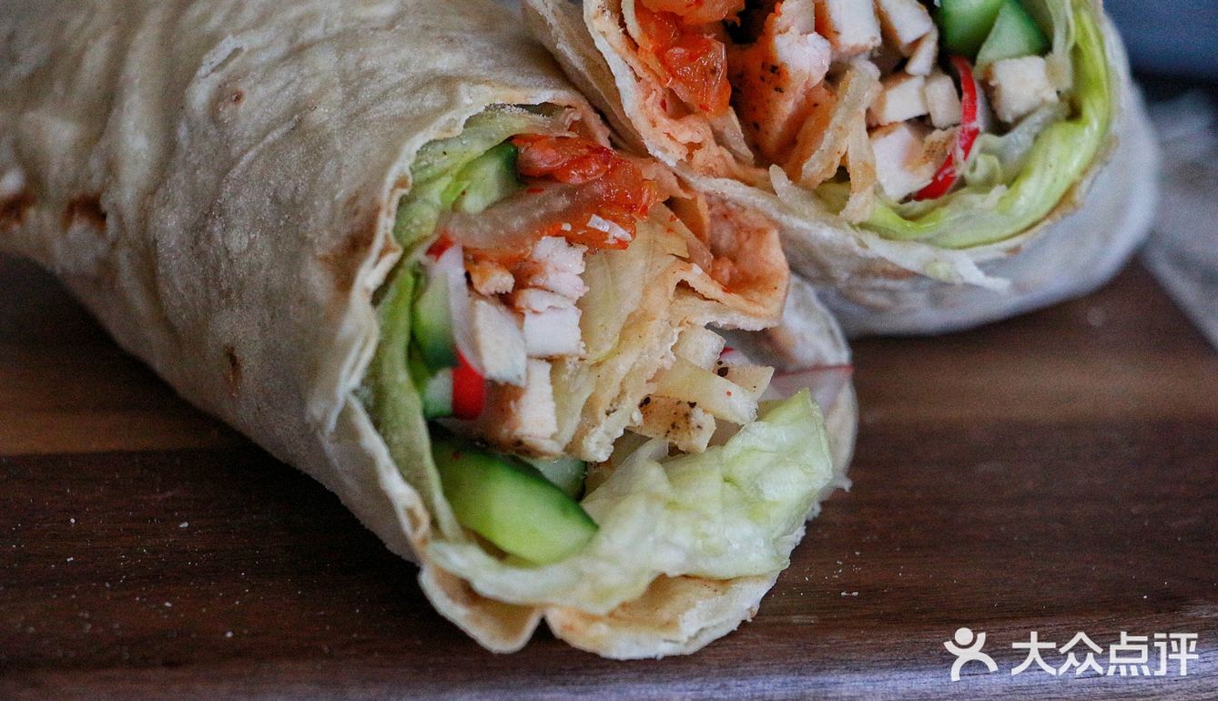 饼皮是蘑菇家烙的，面粉是带麦麸老家人自己磨的