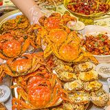 秋天的第一顿大闸蟹你想喝谁一起吃[调皮]