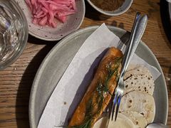 烟熏三文鱼配烤饺子皮和芥末籽酱-BOR Eatery(安福路店)