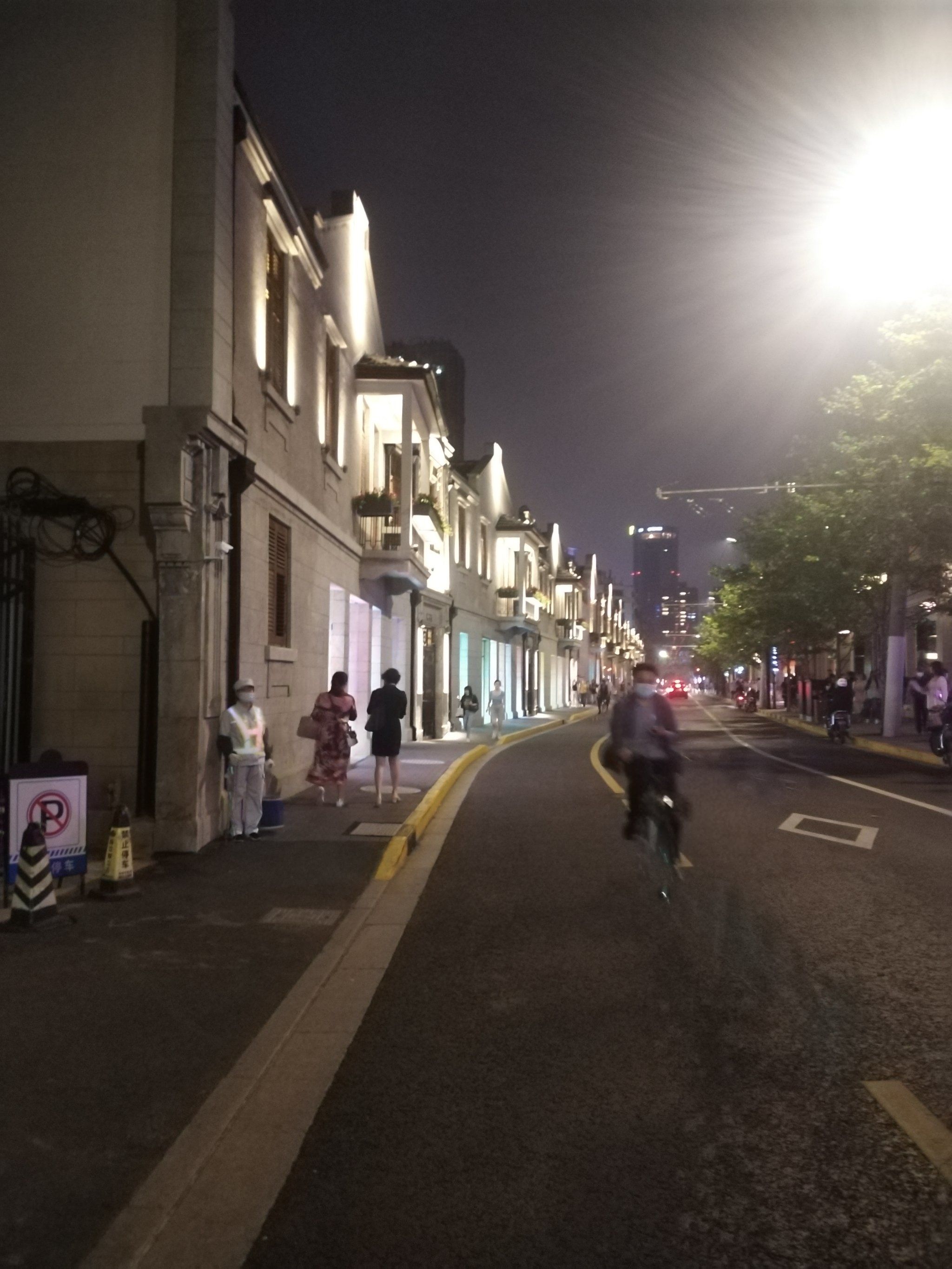 茂名北路丰盛里的周末夜晚热闹非凡