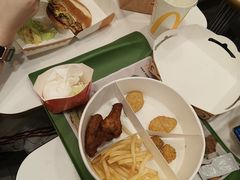 -麦当劳(上海虹桥站30B检票口楼上)