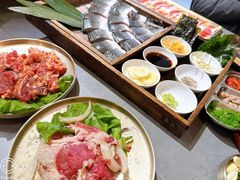 -围炉肉舍•炭烤活鳗•丹东海鲜烤肉(步行街店)