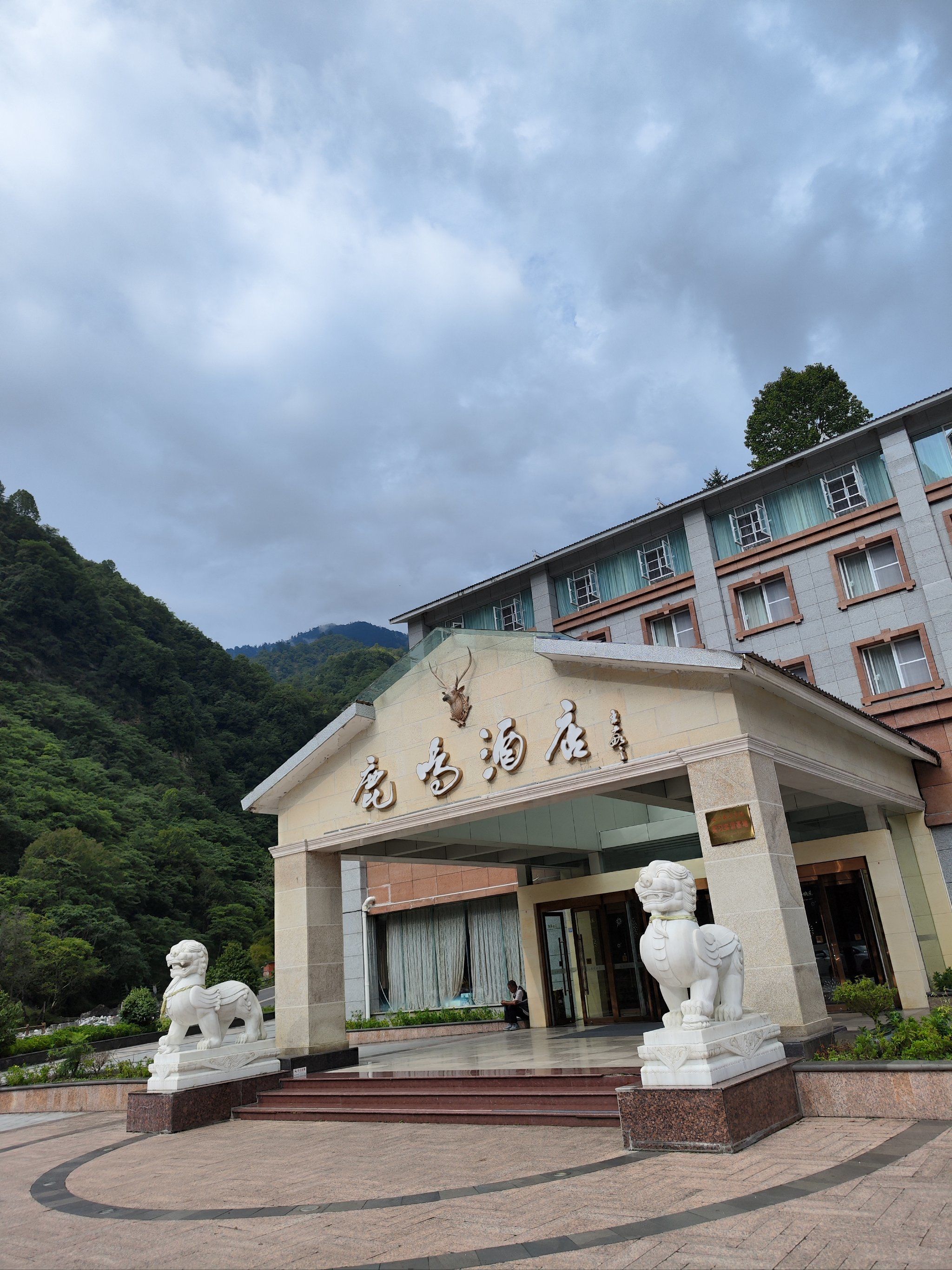 山里的酒店,早上有猴子到阳台找吃的,空间大很舒服