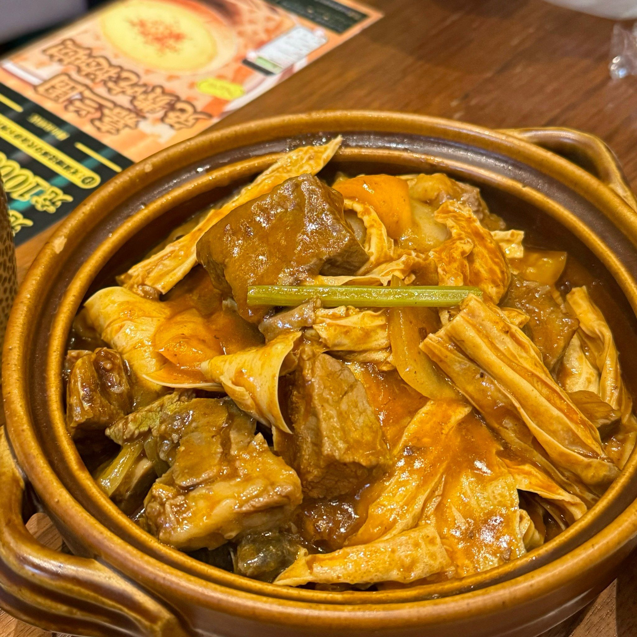 的,味道挺不错的,要用勺子舀着吃,但我本人更爱吃甜的～
支竹牛腩煲