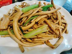 猪颈肉炒茶树菇-百草源美食坊(板芙店)