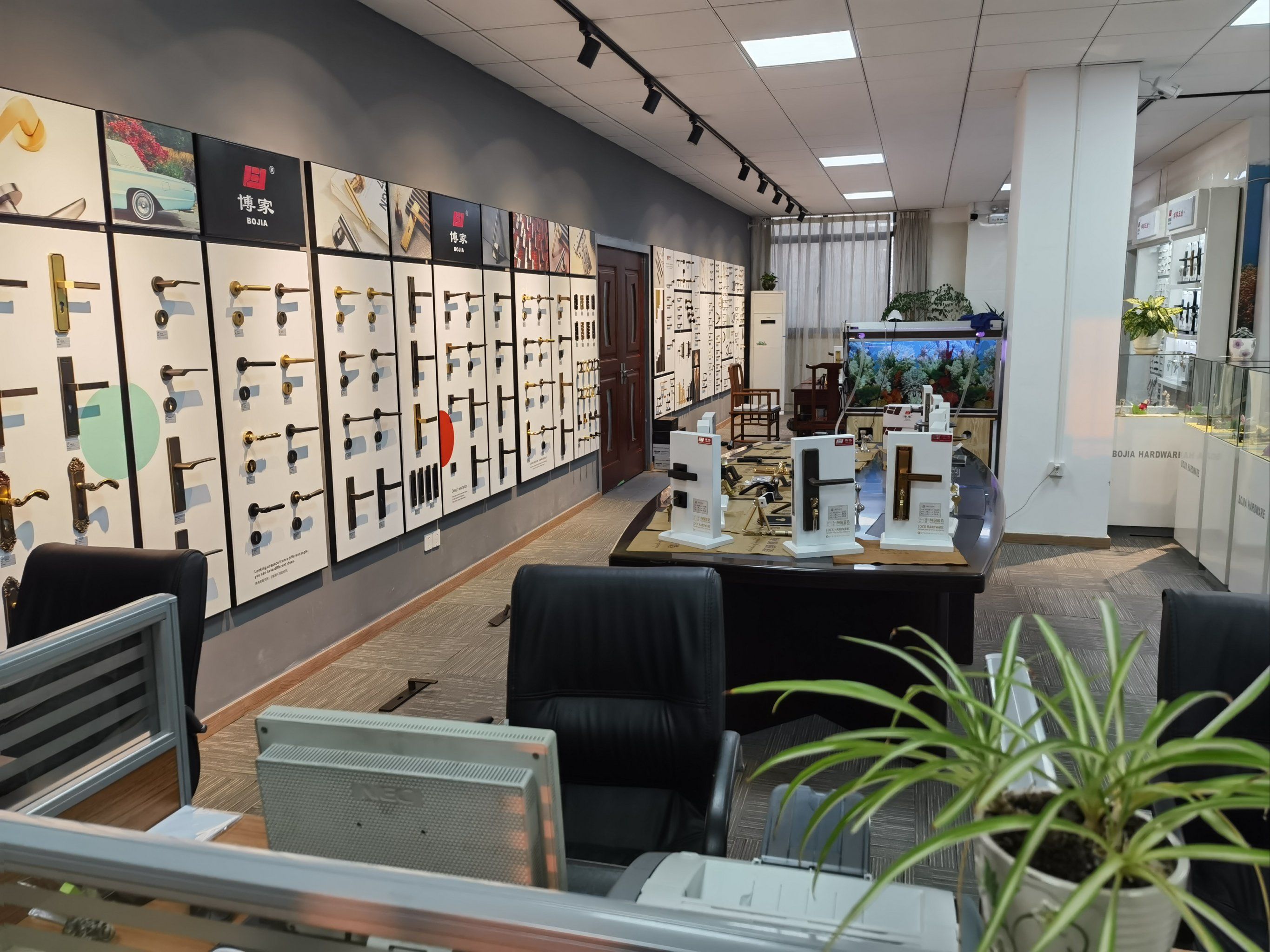 专业门锁拉手五金批发零售