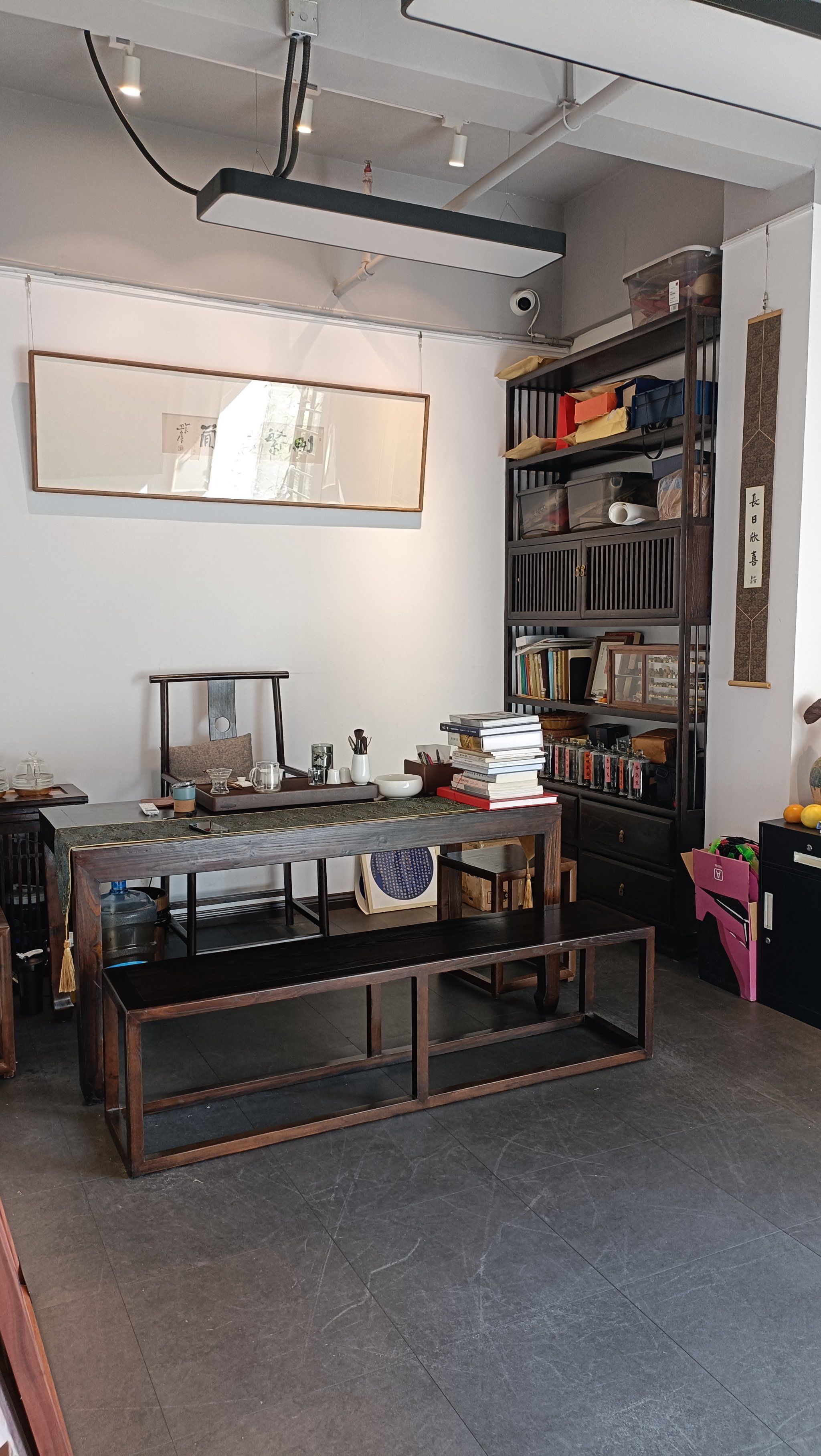 书法墙壁下的独特体验