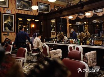 双面理发馆因“复古”而知名， 有且仅有 合适商务理发
