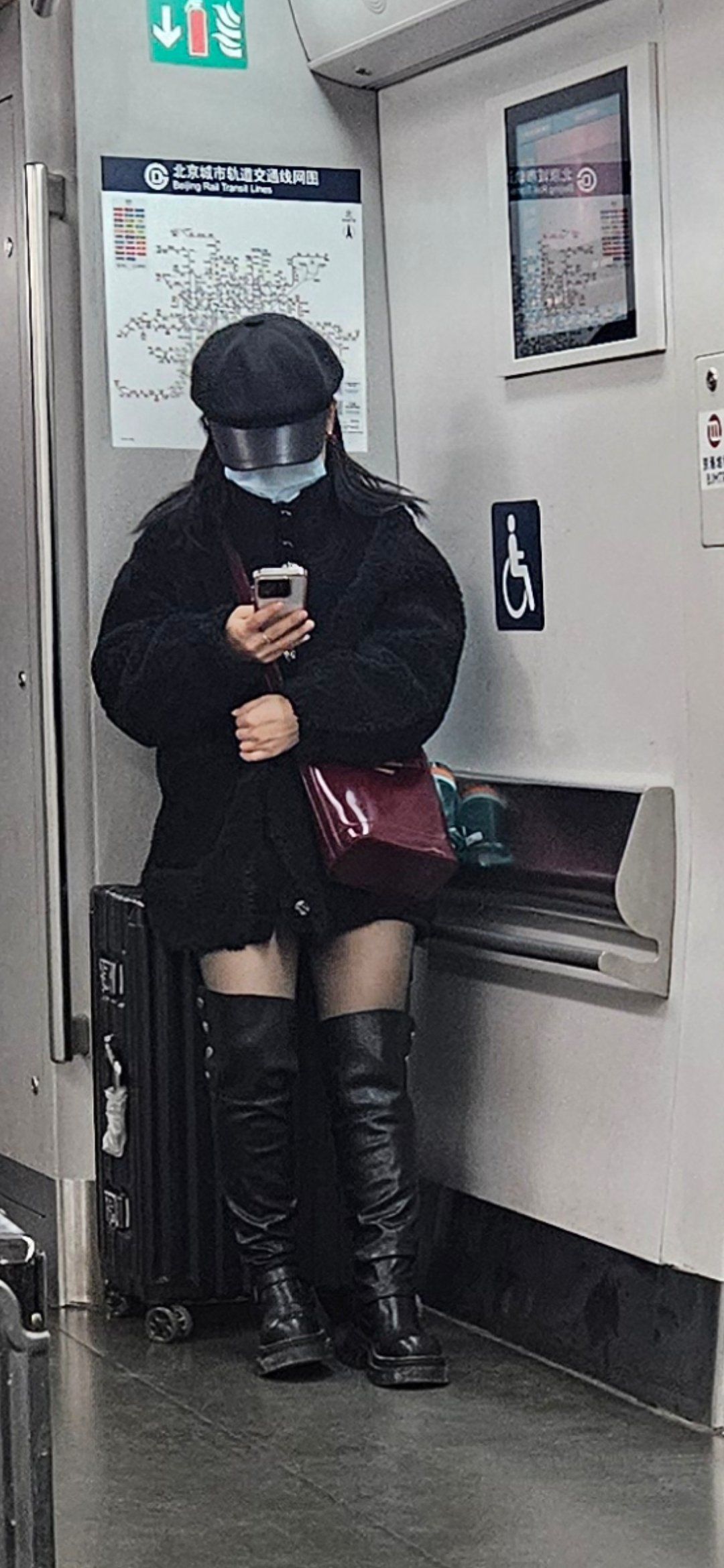 时髦高筒靴小姐姐