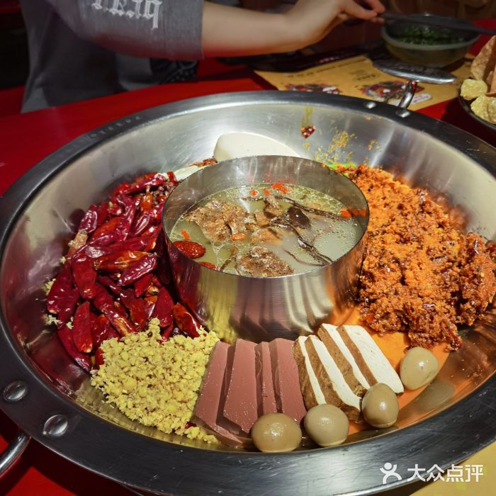 锅底内的鸭血和豆干