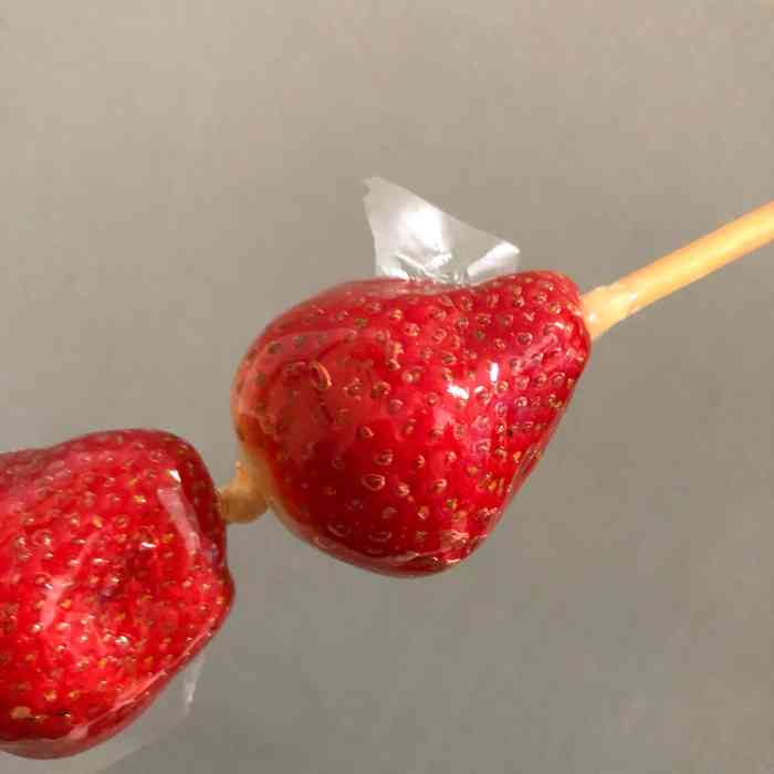 大冬天的吃草莓糖葫芦真的太爽啦 冰冰凉凉甜甜的 草莓的个头巨大