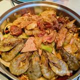 这次选的虾子、巴沙鱼、牛肉、午餐肉，焖出来肉质很嫩