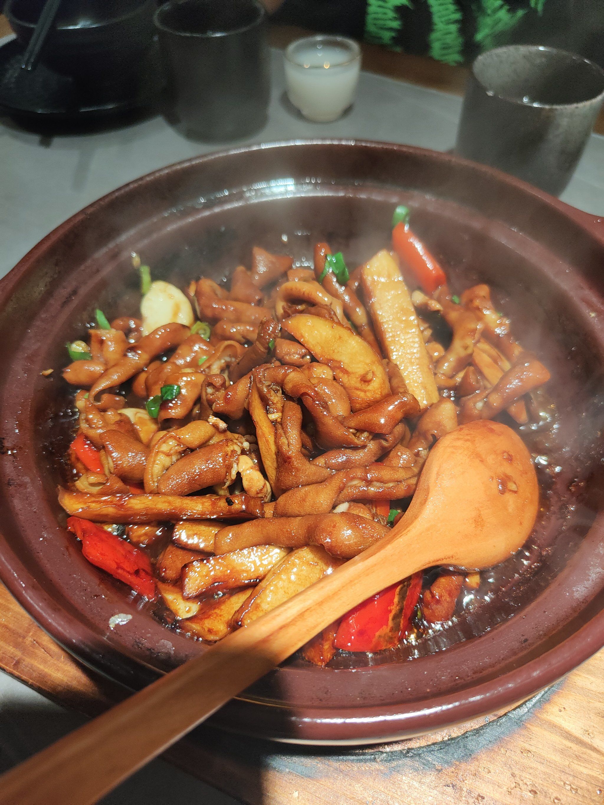 们来吃吃得简直不要太欢\\n牛蛙煲 排骨煲 清远鸡煲 脆皖鱼煲 鹅肠