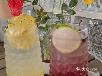 隐藏在乡村里的咖啡馆 在树下