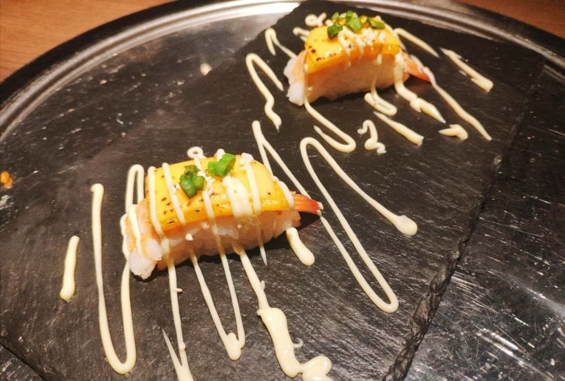 「火芝士芒果虾手握」精致的摆盘,色香味俱全