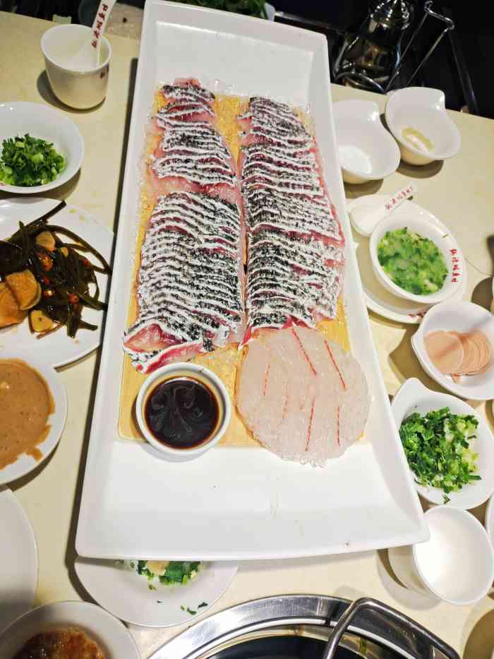 丽江龙源斑鱼坊(湖西路店)-"灰常喜欢这里的鱼,小料,水果和虾片,还有.