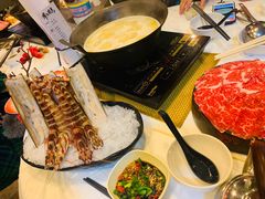 安格斯牛肉-鲜入围煮花胶鸡海鲜火锅