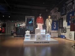 -阿迪达斯(百联徐汇商业广场运动旗舰店)