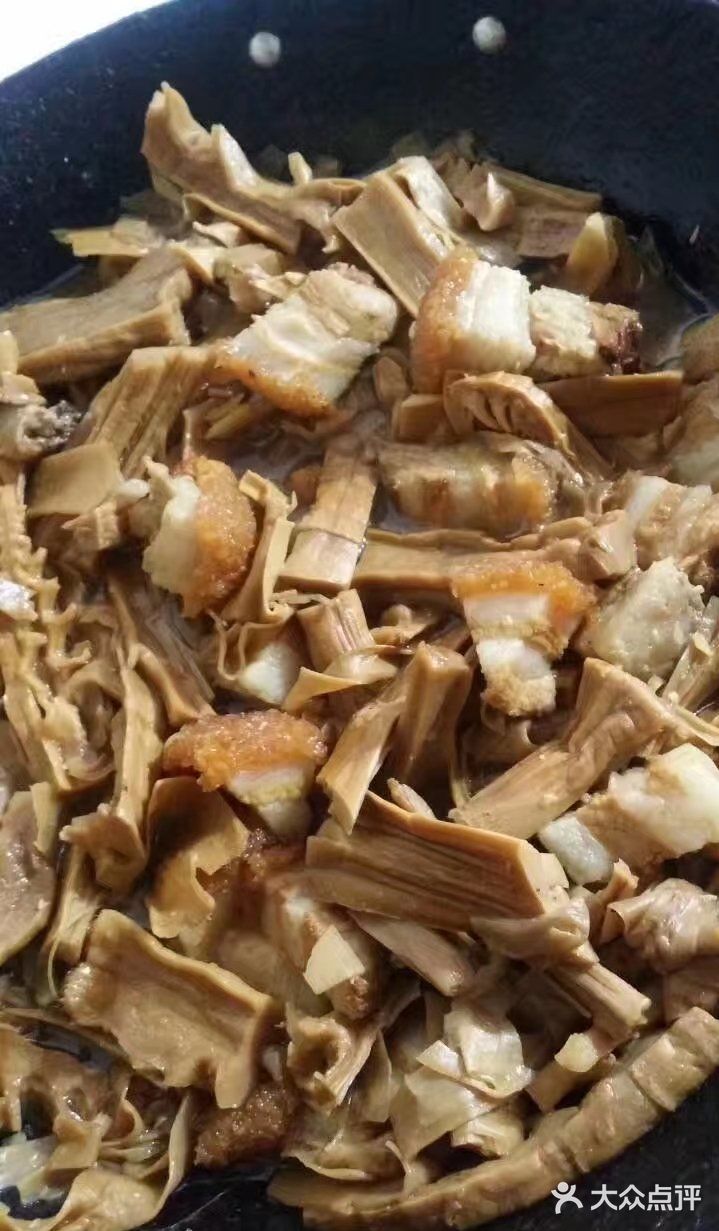 笋干焖烧肉，笋脆肉香，令我吃多碗饭