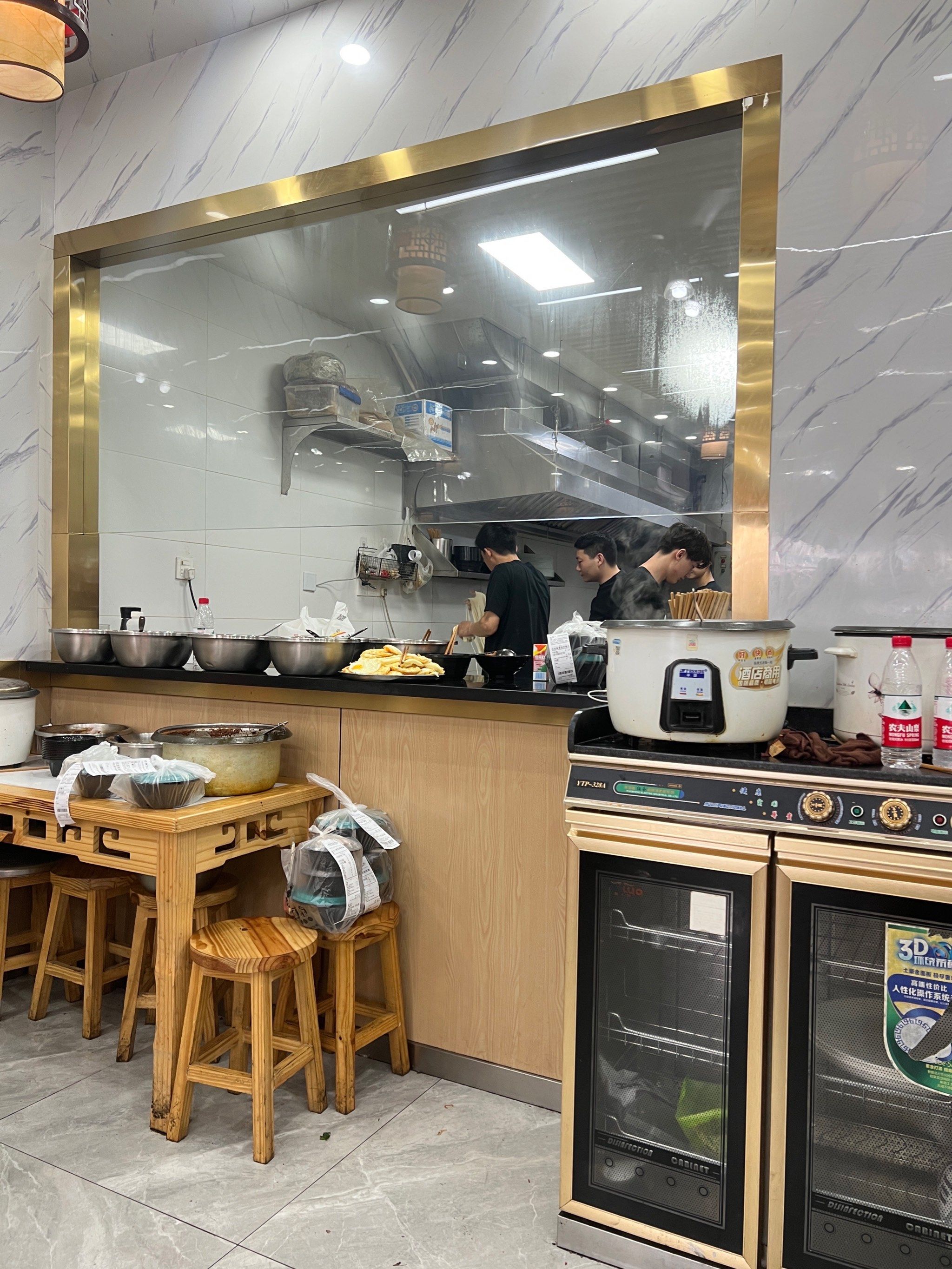 位于七宝这边的一家人气拉面店,饭点都是人