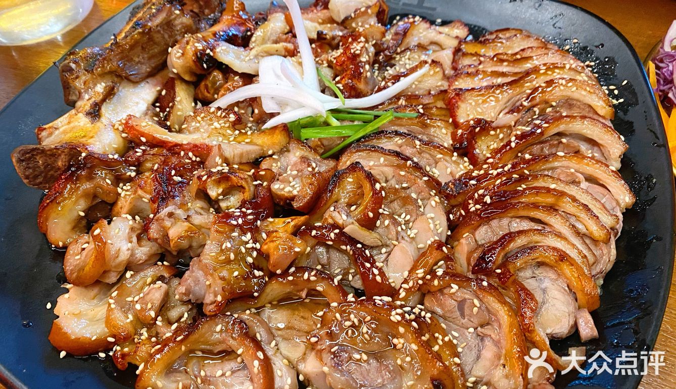 今天去吃了魔王猪蹄，朋友说了很久的网红店，三个人来得