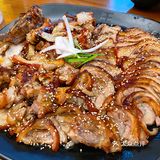 今天去吃了魔王猪蹄，朋友说了很久的网红店，三个人来得