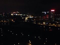 从房间看三亚夜景-黎客国际酒店