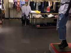 -URBAN REVIVO(高德置地广场·春广场店)