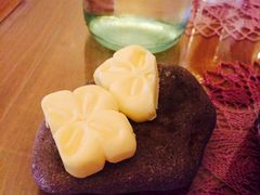 放在石头上的黄油-Bjargar-stein