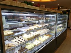 面包甜点陈列柜-蜂蝶来饼店(拱北总店)