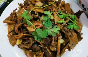 Black Chicken Stir-fried with Bamboo Shoots