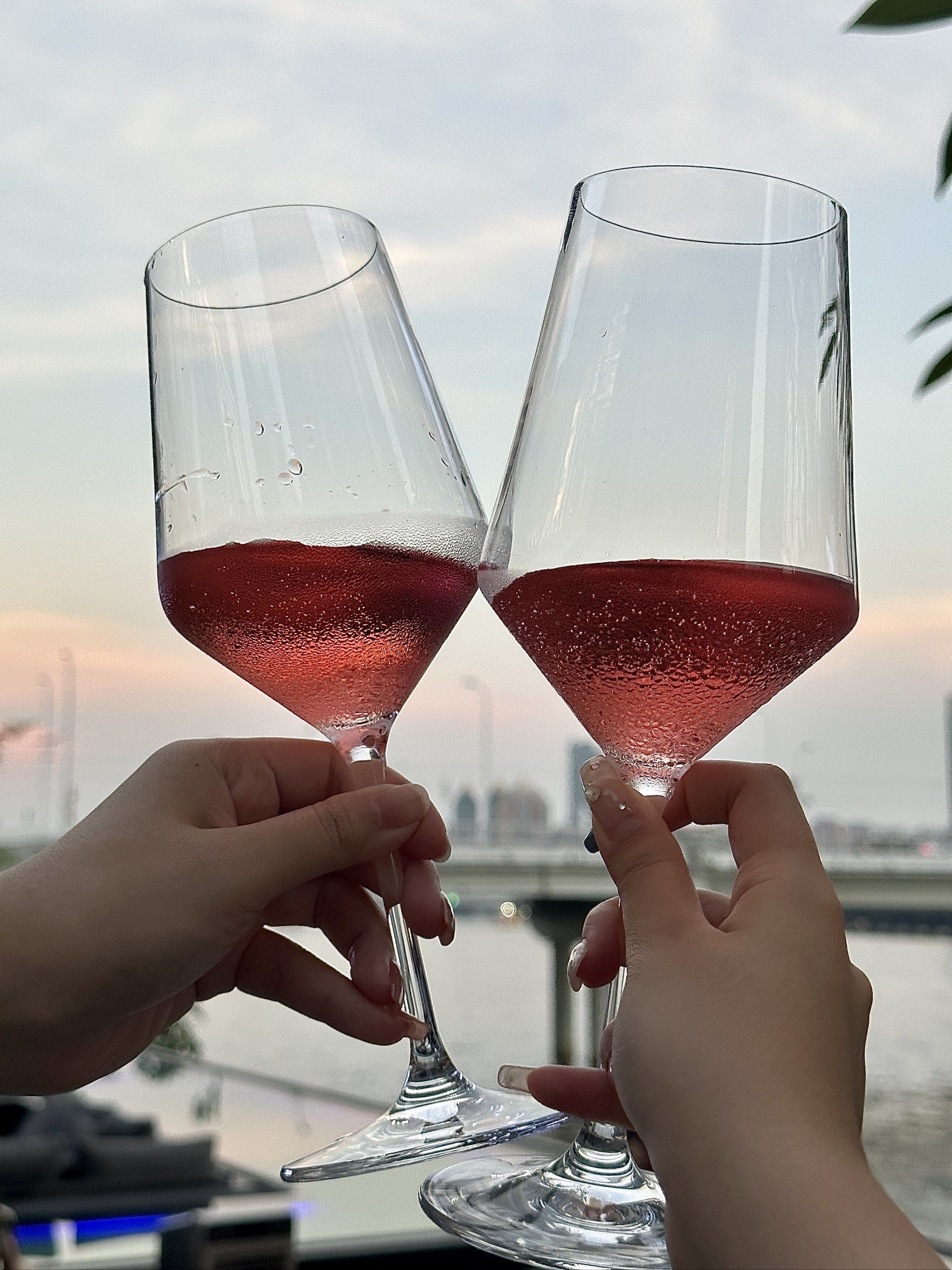 跟闺蜜碰杯小酌一定不能错过的西餐厅呢,美美的对着江边太舒服啦,享受