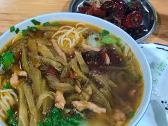 酸菜肉丝米线-越洋肖氏老米线(杨家坪店)