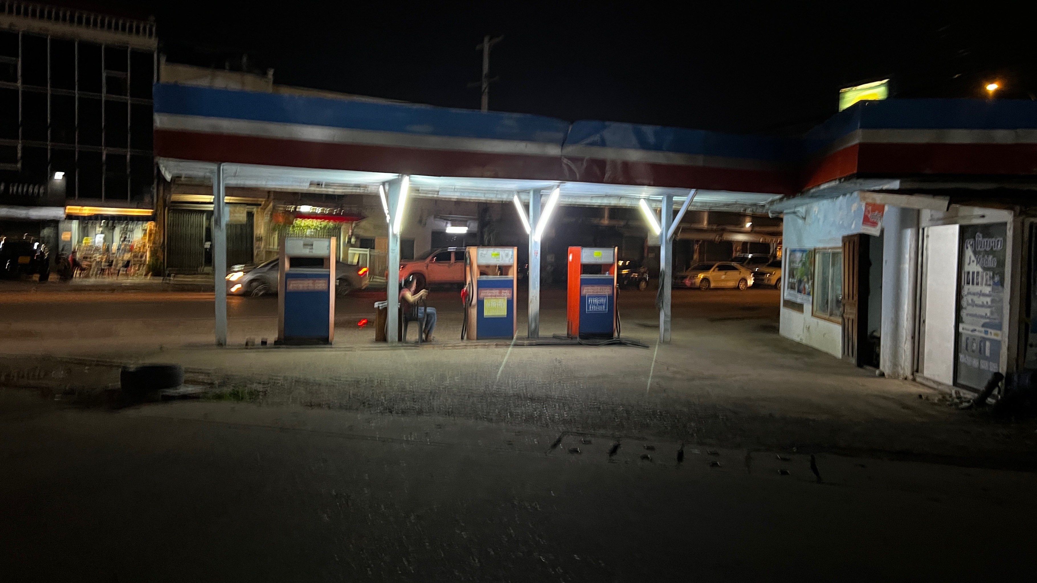 晚上在湄公河边散步,路过一个加油站