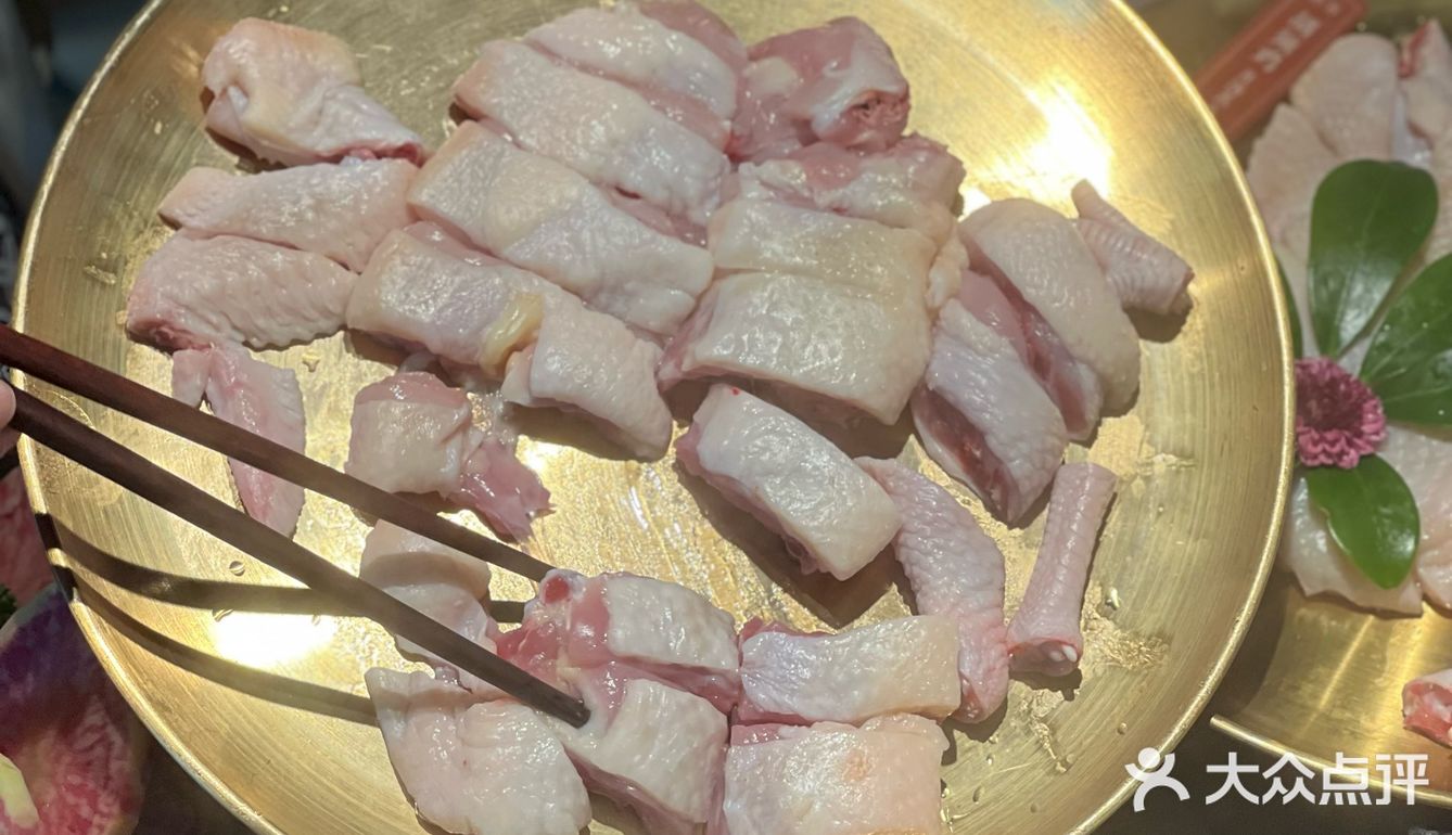 热气腾腾的一锅野生菌土鸡汤，新年与菌相见！